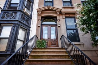Colorful,Brownstone,Building,In,An,Iconic,Neighborhood,Of,Brooklyn,,New