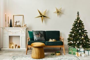 Stylish,Christmas,Living,Room,Interior,With,Green,Sofa,,White,Chimney,