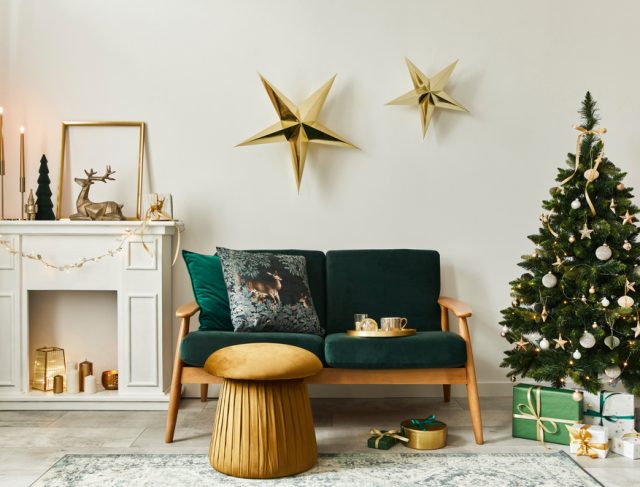 Stylish,Christmas,Living,Room,Interior,With,Green,Sofa,,White,Chimney,